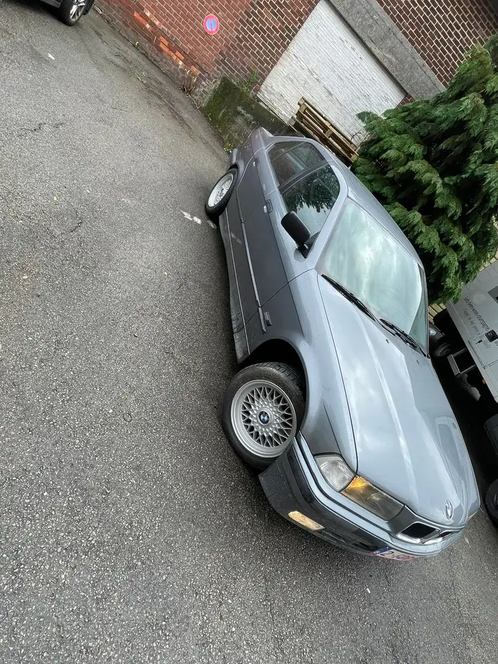 BMW 318i, foto 1