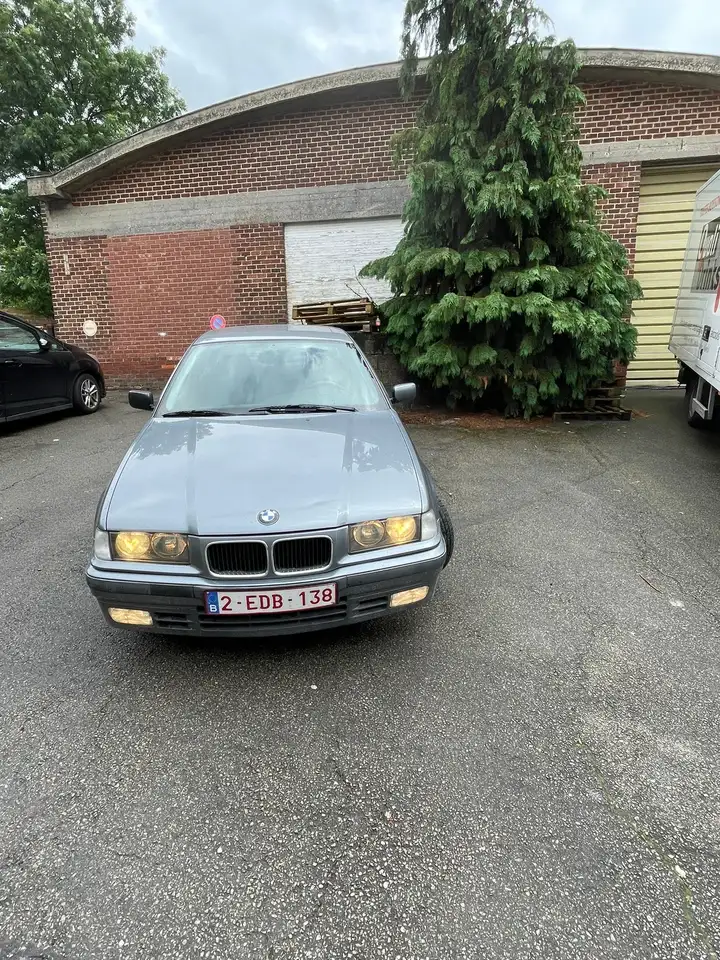 BMW 318i, foto 2