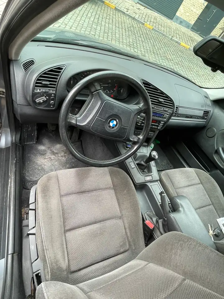 BMW 318i, foto 8