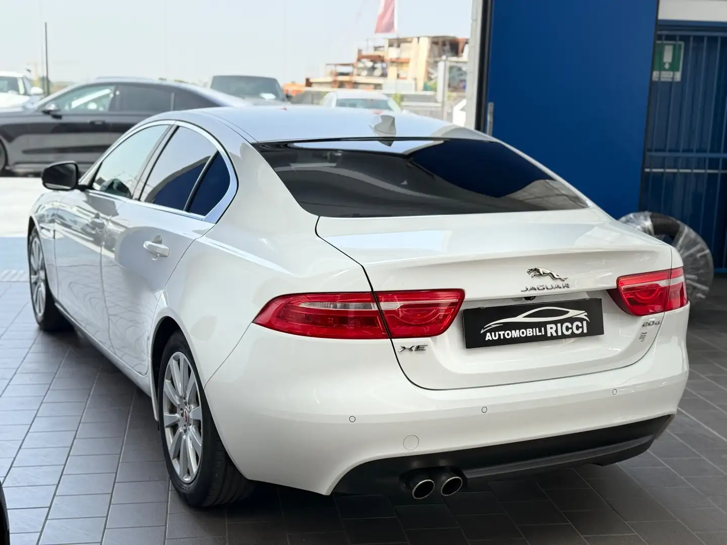Jaguar XE 2.0 D 180 CV aut. Prestige Bianco - 2