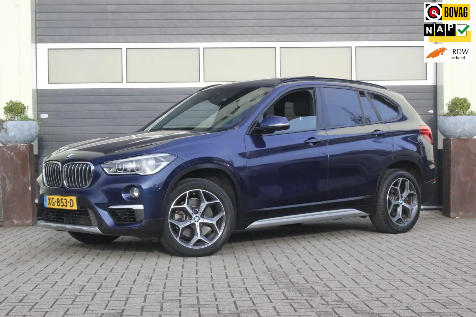 BMW X1 SDrive20i Orange Edition II | Panoramadak | Blauw - 1