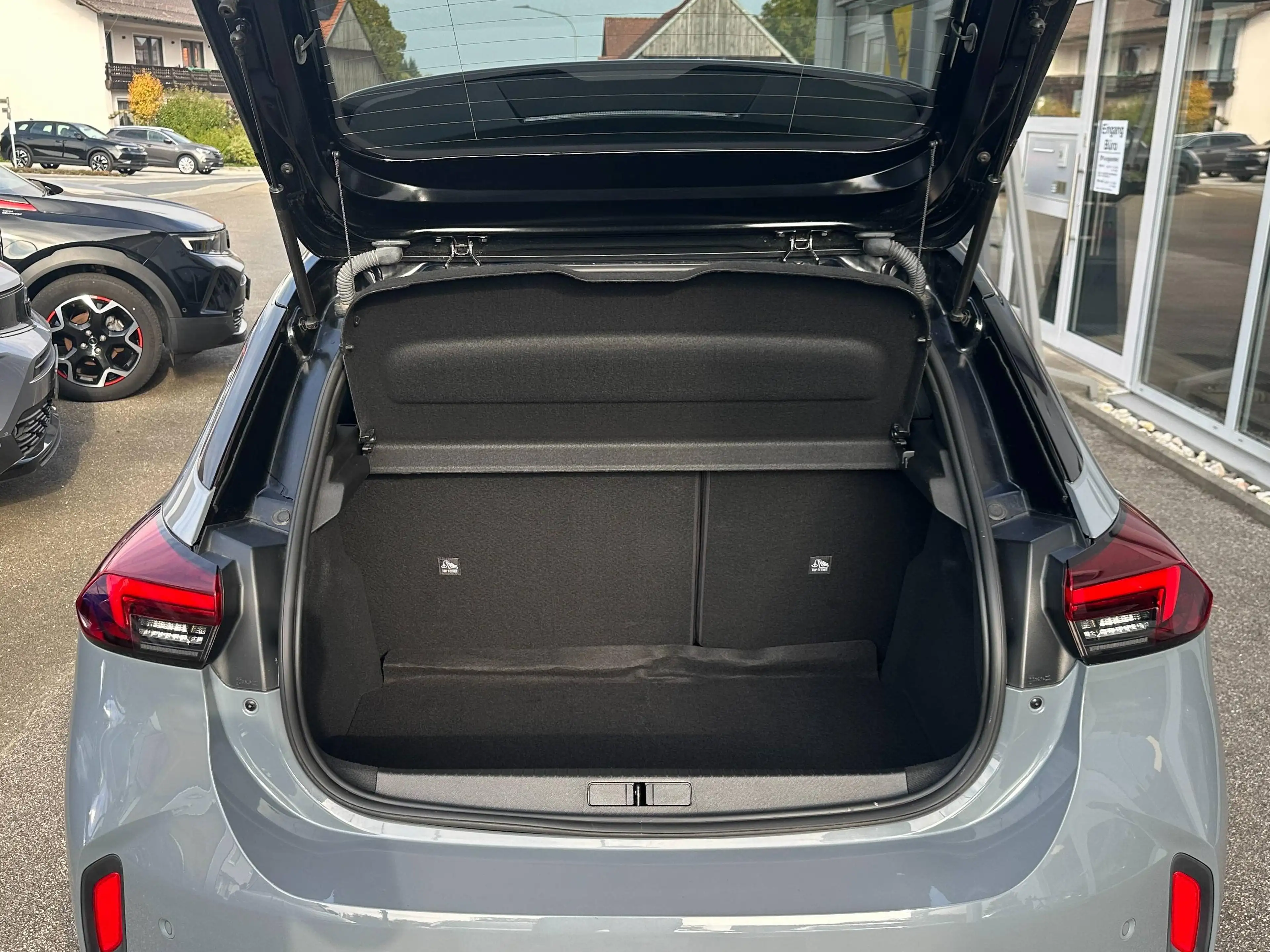 Opel Corsa-e Corsa-e GS Rückfahrkamera Klimaautomatik adaptives Matrixlicht  ACC-Tempomat 11kwLader  Navi Panoramadach — photo 11