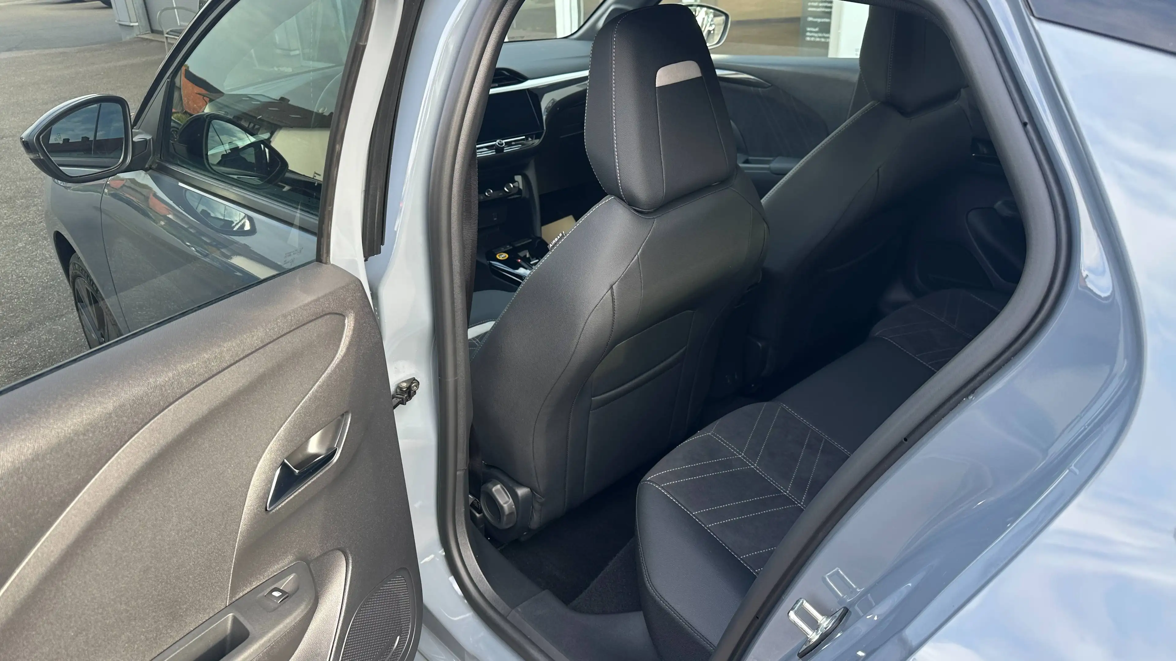 Opel Corsa-e Corsa-e GS Rückfahrkamera Klimaautomatik adaptives Matrixlicht  ACC-Tempomat 11kwLader  Navi Panoramadach — photo 12