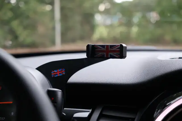 Mini Hatch view 16