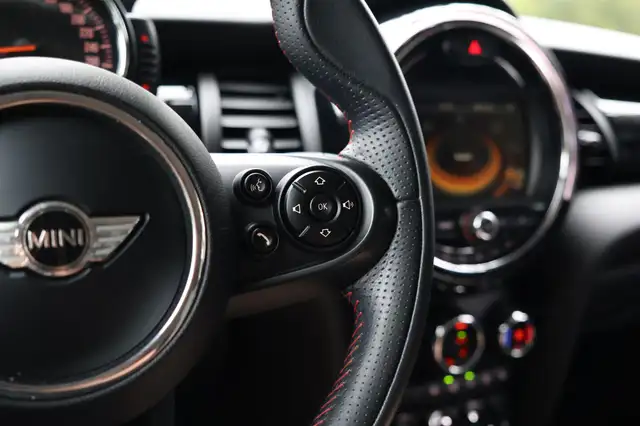Mini Hatch view 18