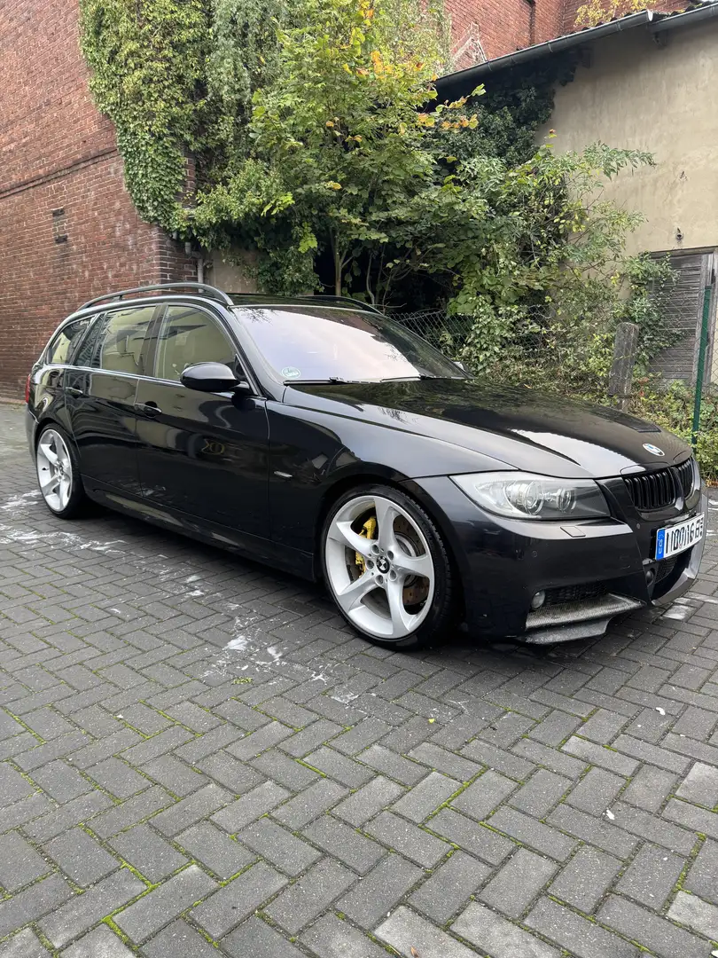 BMW 335 e91 | M-Paket | Shadowline | Scheckheftgepflegt Schwarz - 2