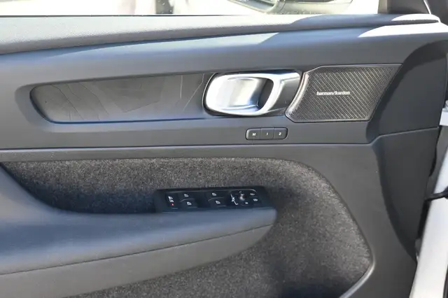 Volvo XC40 view 13
