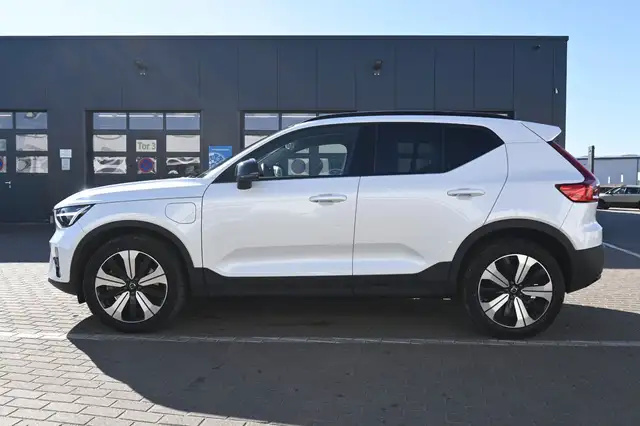 Volvo XC40 view 3