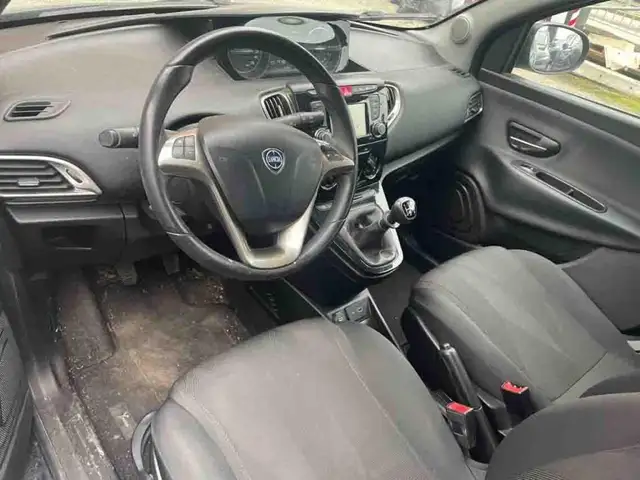 Lancia Ypsilon view 8