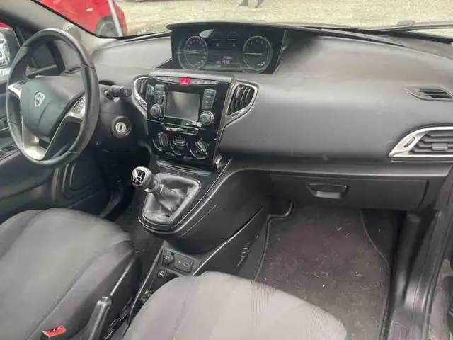 Lancia Ypsilon view 12