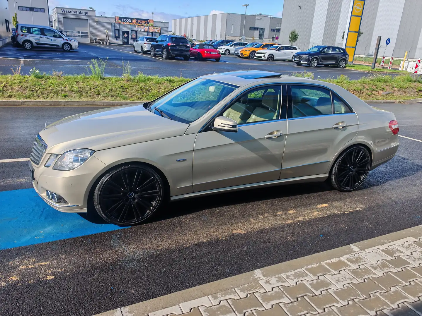 Mercedes-Benz E 220 E 220 CDI DPF BlueEFFICIENCY Automatik Elegance Gold - 1