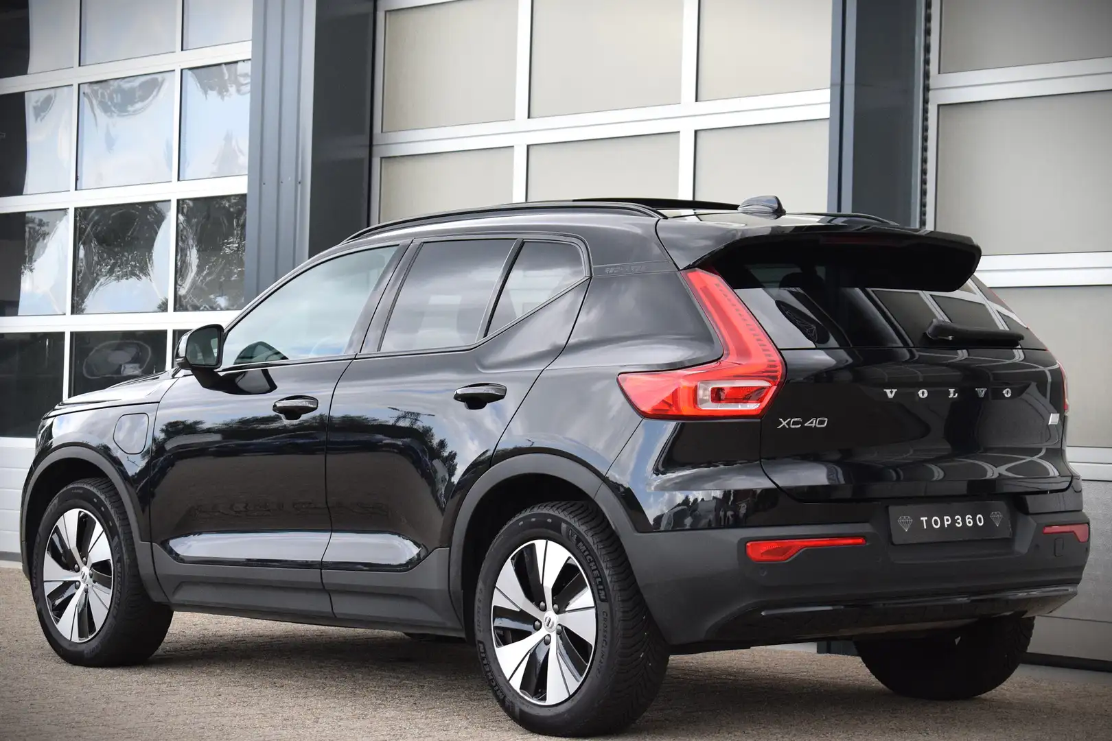 Volvo XC40 1.5 T5 Plug-in hybrid Ultimate Dark Panoramadak | Zwart - 2