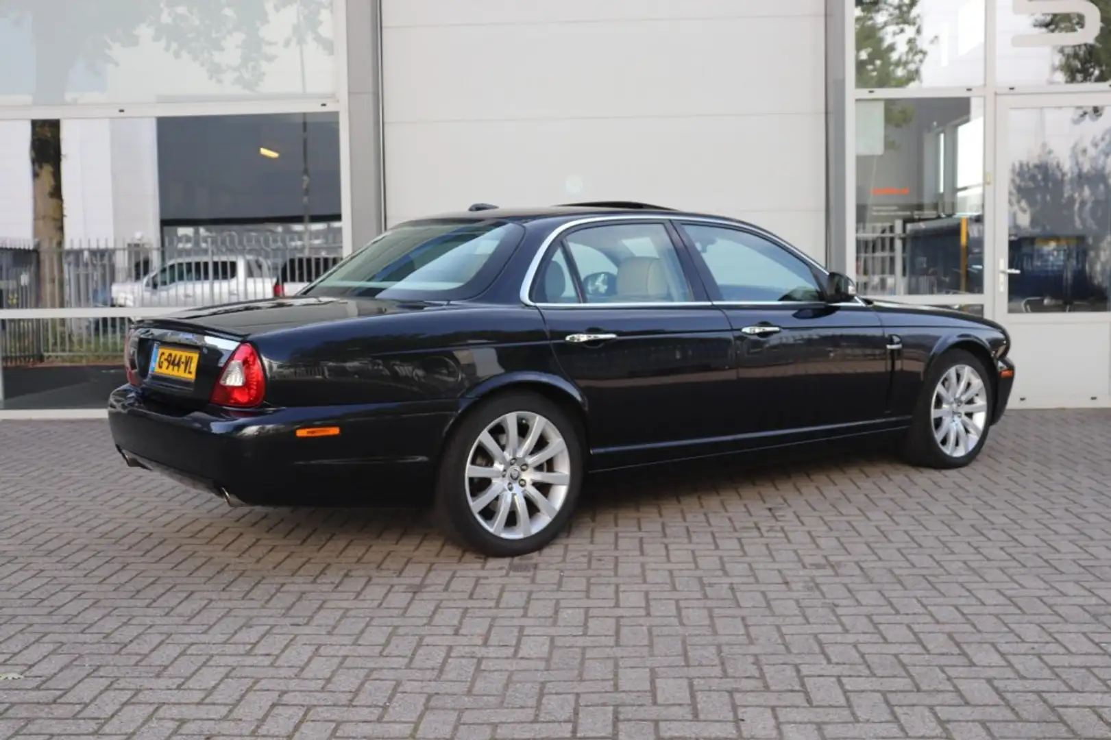 Jaguar XJ 2.7D V6 AUT Executive Zwart - 2