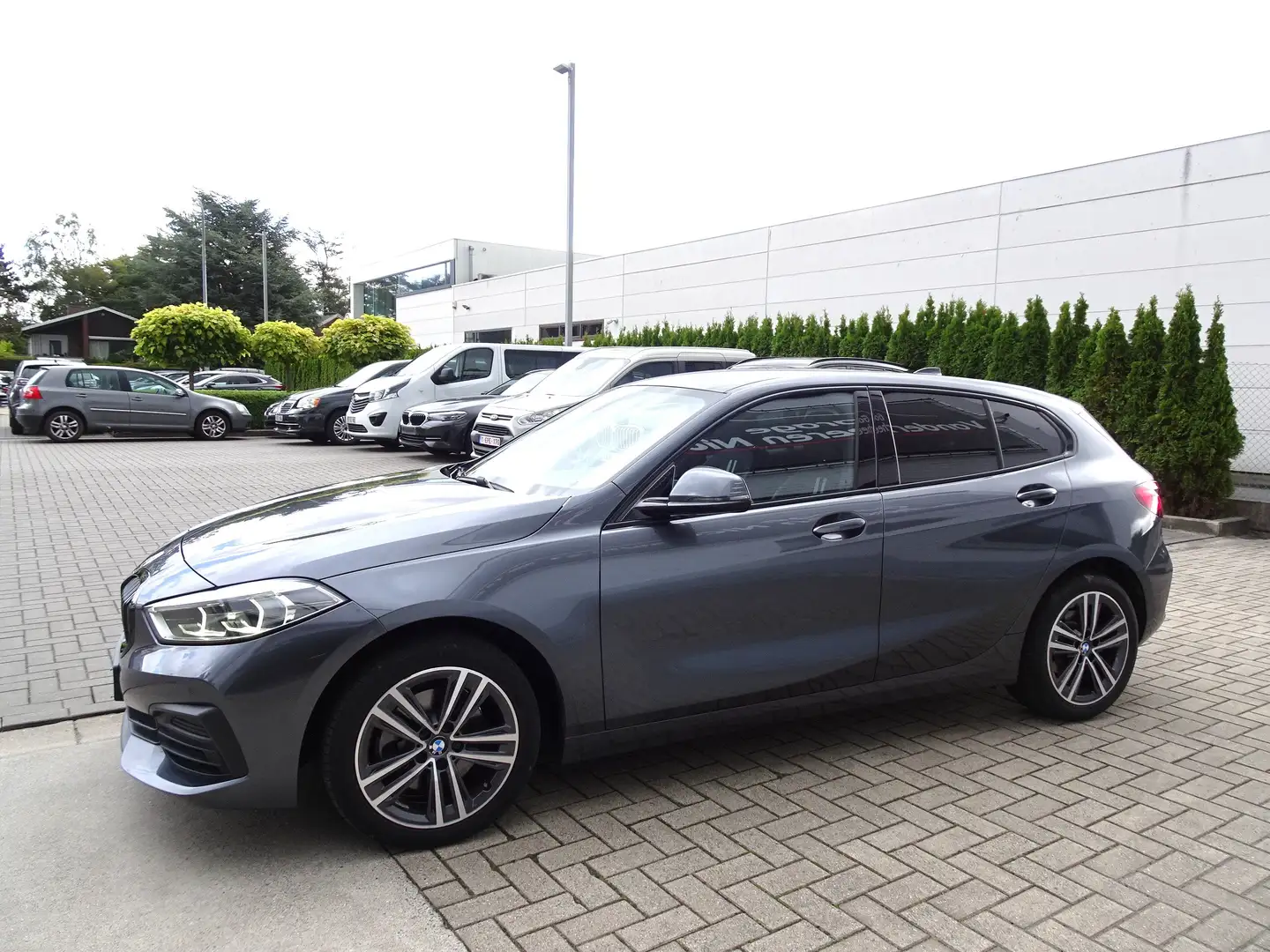 BMW 116 116i 5d. Sport CARPLAY,SPORTZETELS,FULL LED,NAVI Gris - 2