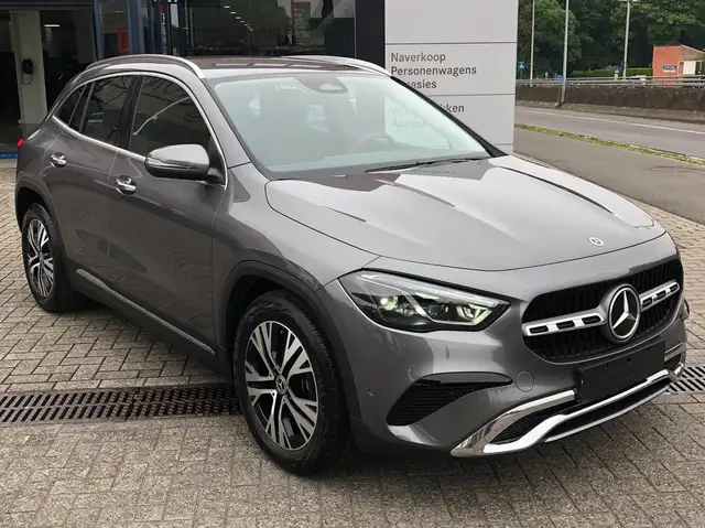 Mercedes-Benz GLA 180 BENZINE | Keyless GO | Sfeerverlichting | Draadloos laden Smartphone | Camera | Winter Pack | Dodehoek assistentie