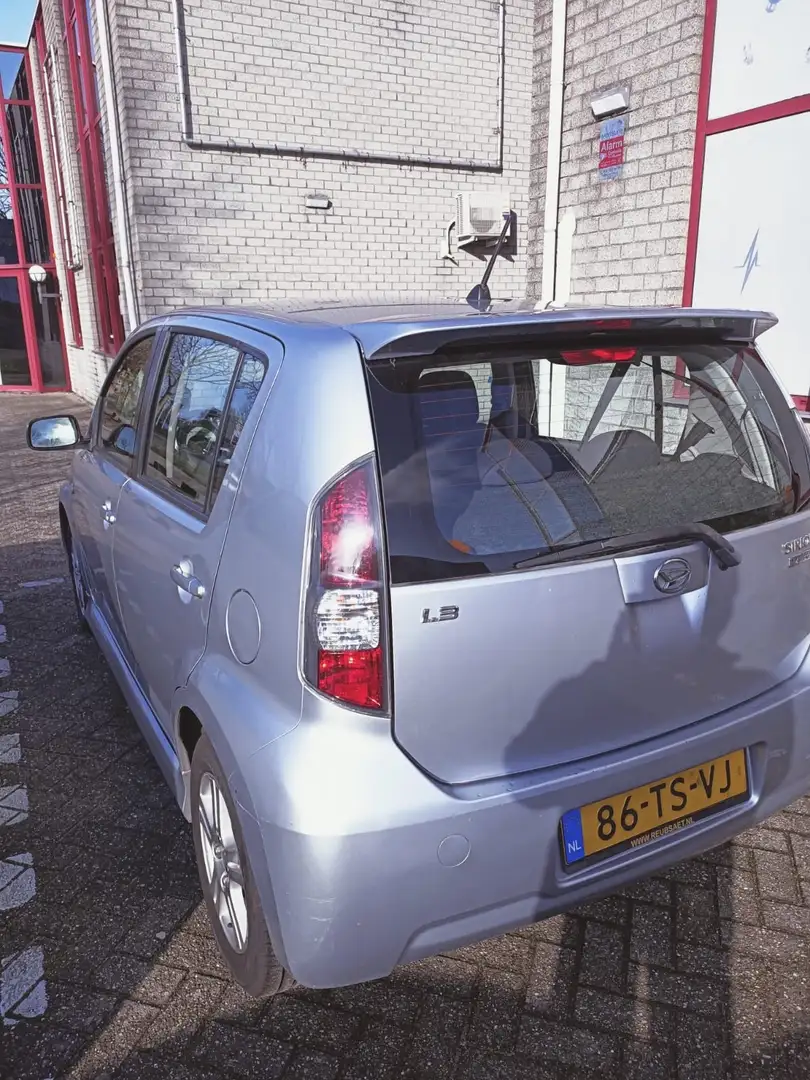 Daihatsu Sirion Sirion 1.3-16V Comfort Plateado - 2