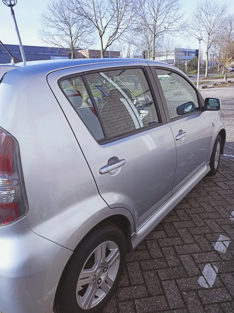 Daihatsu Sirion Sirion 1.3-16V Comfort Plateado - 1