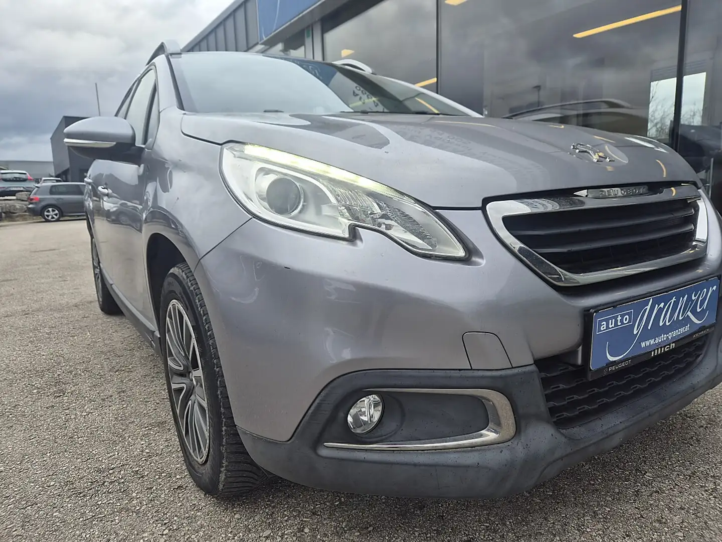 Peugeot 2008 1,6 e-HDi 92 FAP Active Grau - 2