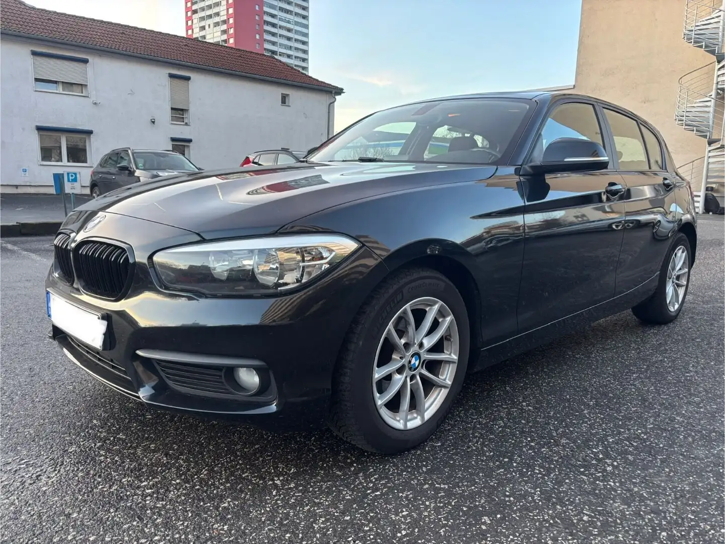 BMW 116 I Advantage Limousine 5-trg. *1.Hand Navi* Schwarz - 1