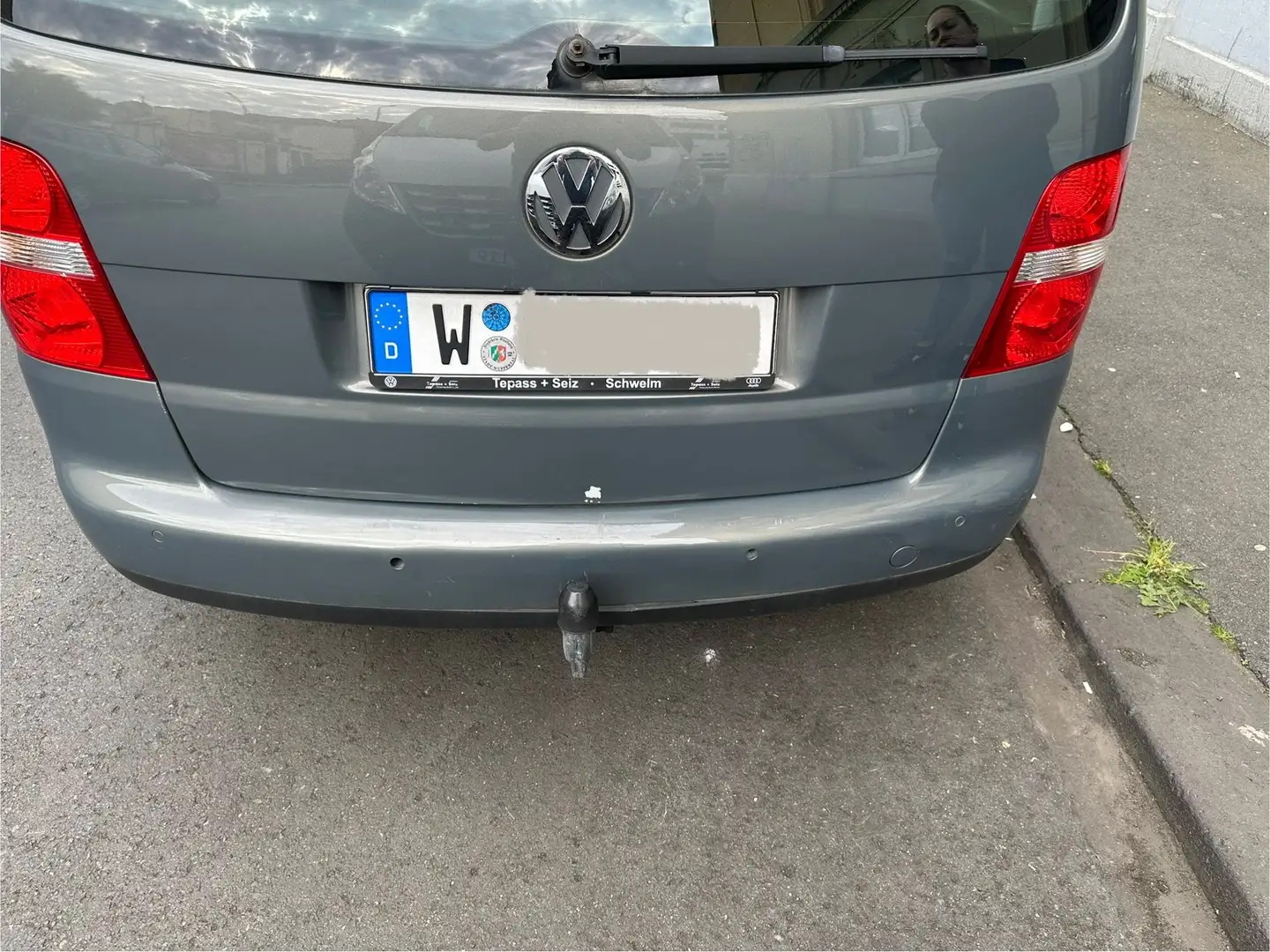 Volkswagen Touran 1.6 FSI Trendline Gris - 2
