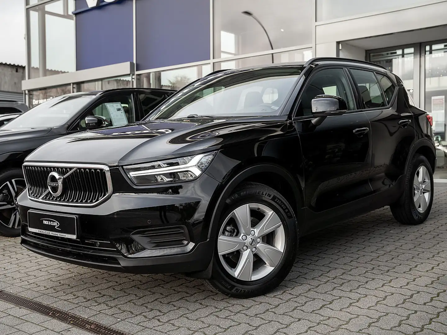 Volvo XC40 T3 Momentum Core Schwarz - 1