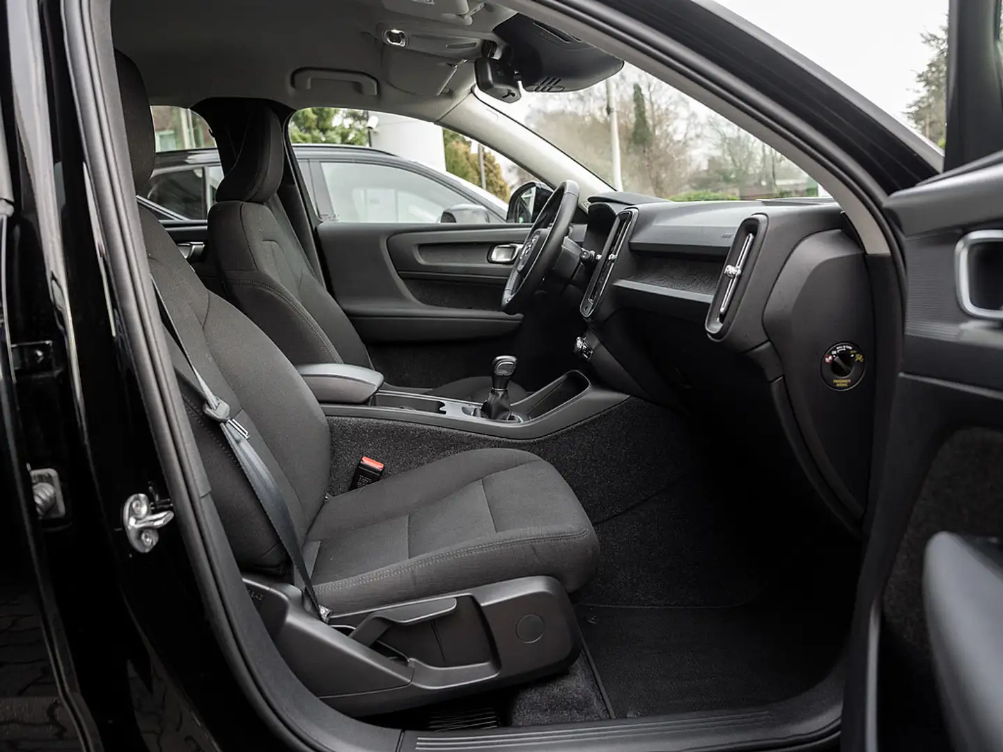 Volvo XC40 T3 Momentum Core Schwarz - 2
