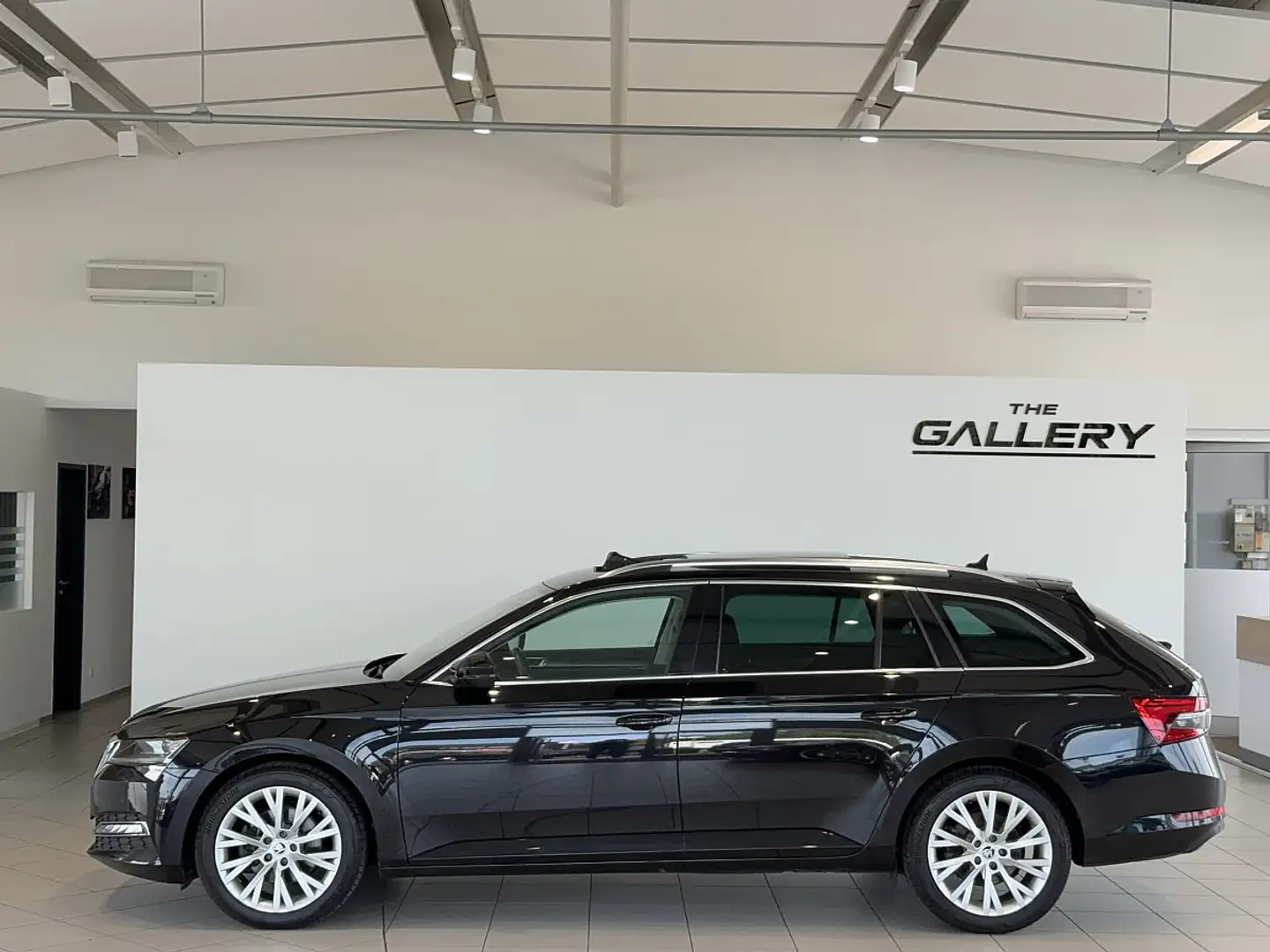 Skoda Superb Kombi 2,0 TDI DSG*Vollausstattung*MwSt.*1.Hand Schwarz - 1