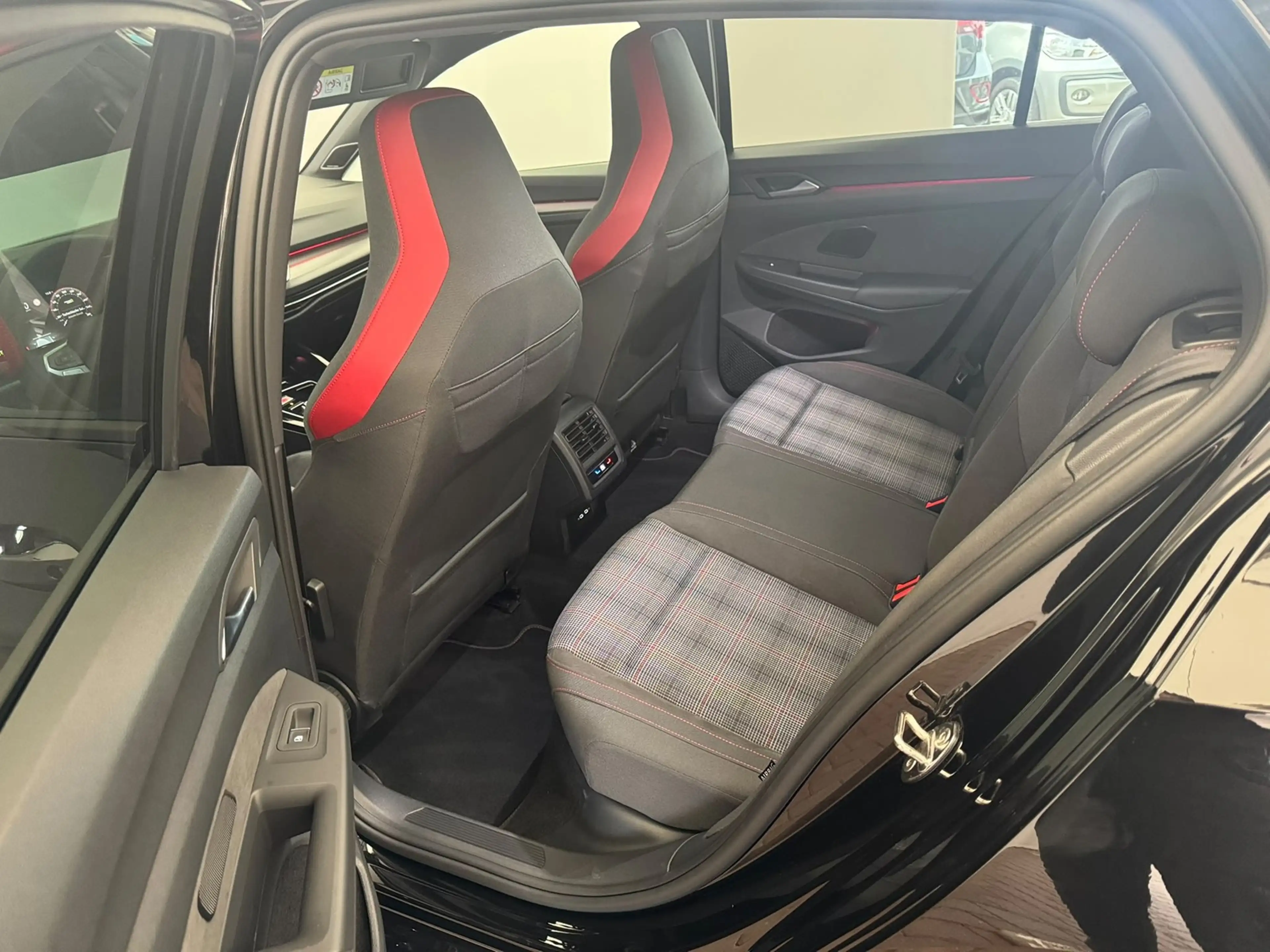 Volkswagen Golf VIII GTI 2.0TSI DSG+MATRIX+H&K+HUD+DCC+ACC — photo 15