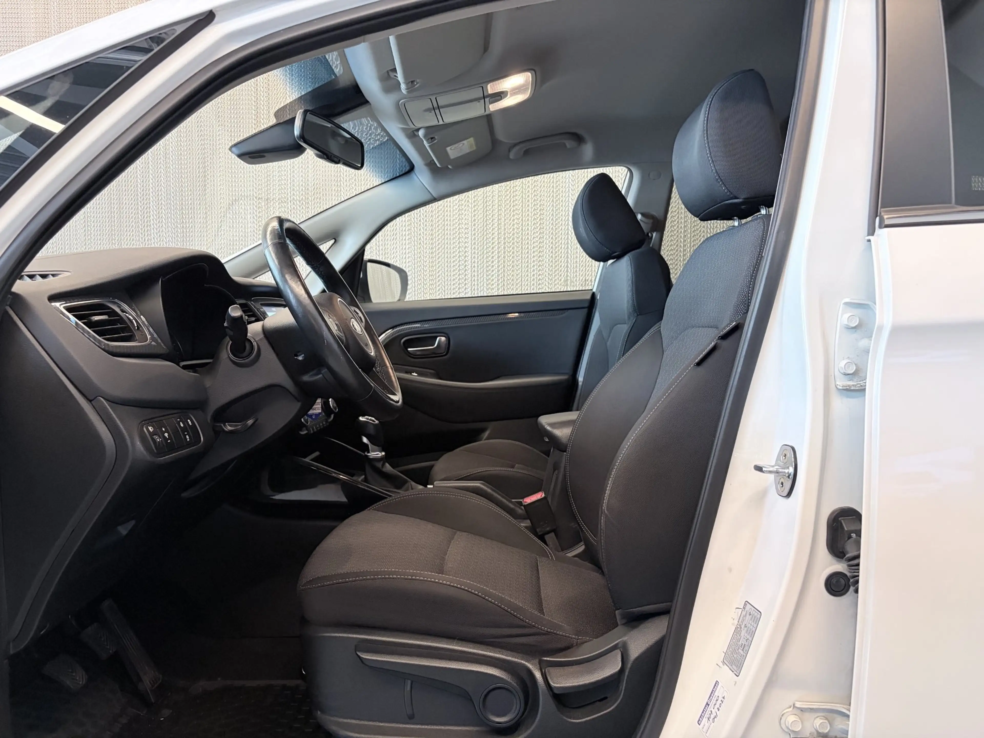 Kia Carens 1,7 CRDi ISG Gold — photo 8