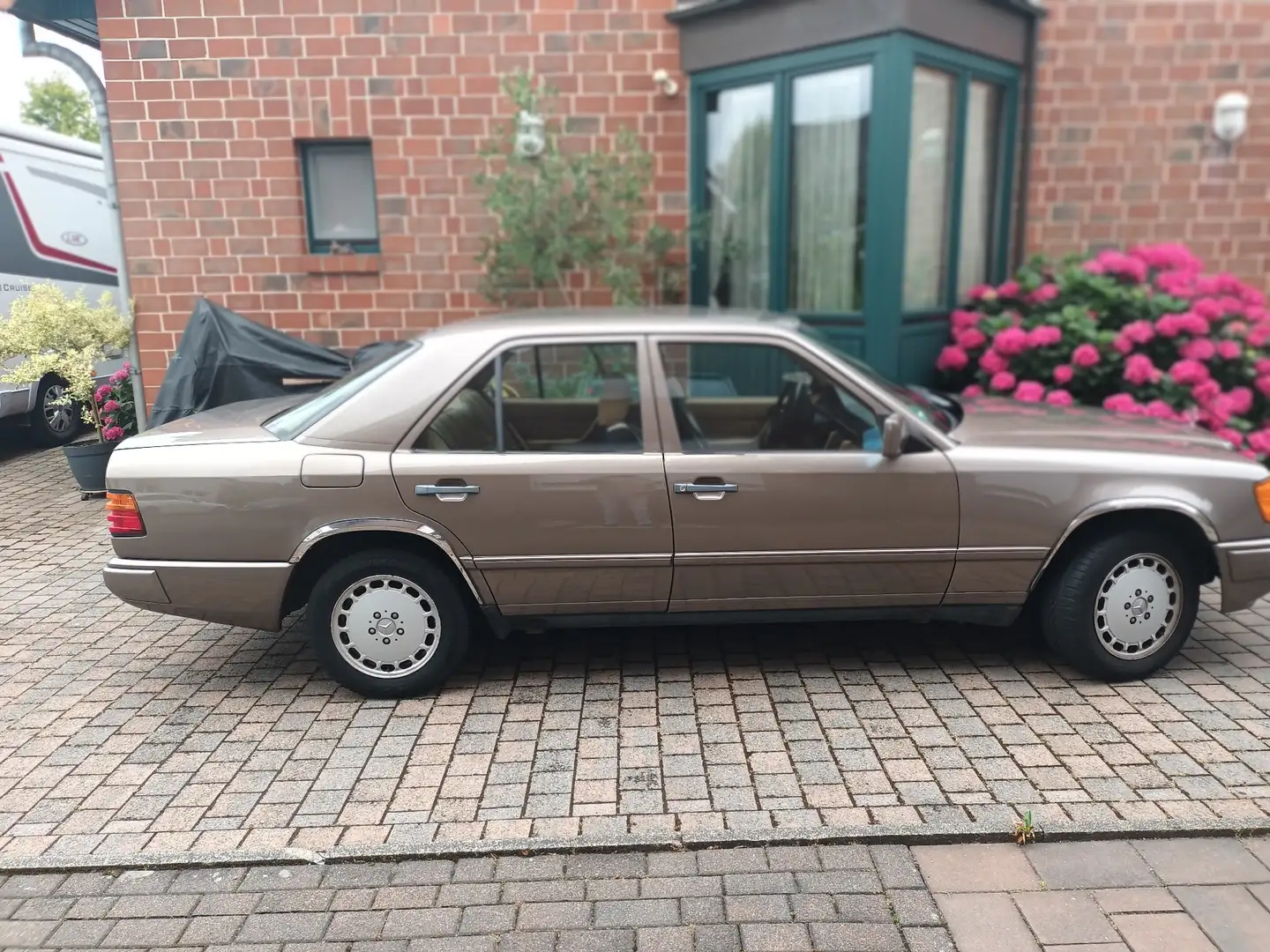 Mercedes-Benz E 300 Bronze - 1