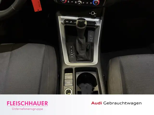 Audi Q3 view 15