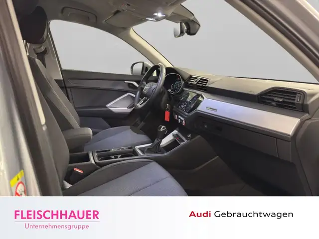 Audi Q3 view 18