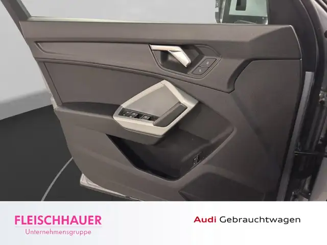 Audi Q3 view 12