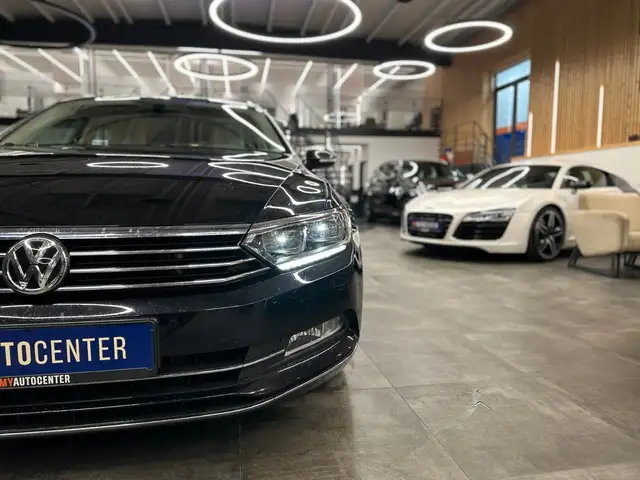 Volkswagen Passat view 3
