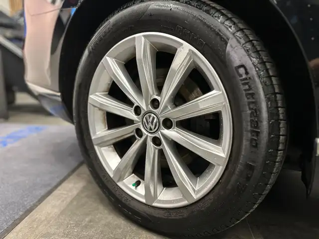 Volkswagen Passat view 14