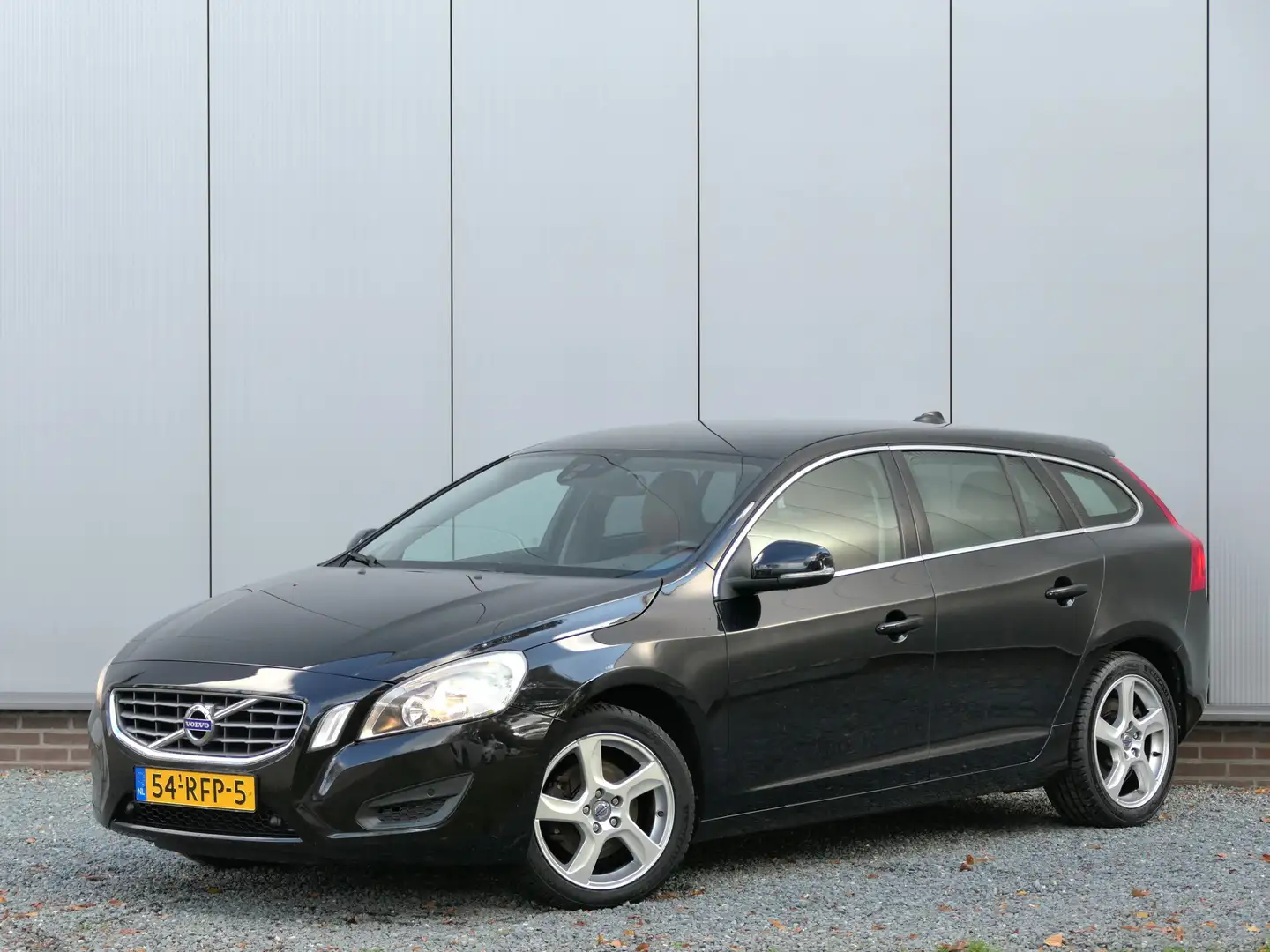 Volvo V60 1.6 T3 Momentum Leer / Afneembare trekhaak / Navi Zwart - 1