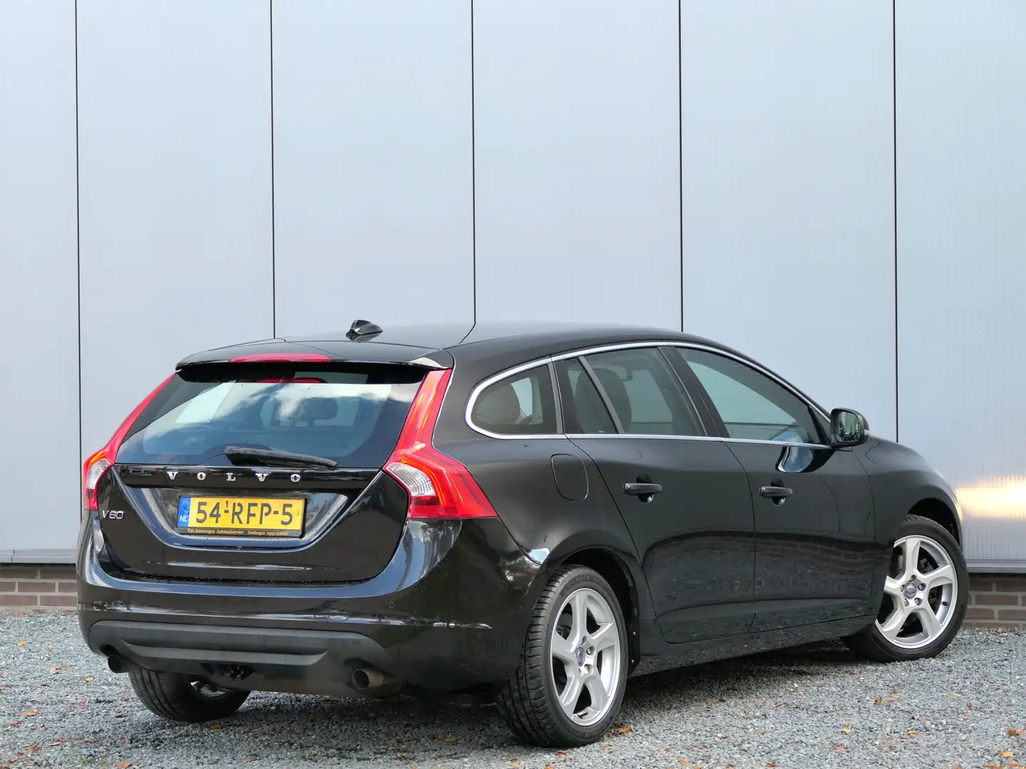Volvo V60 1.6 T3 Momentum Leer / Afneembare trekhaak / Navi Zwart - 2