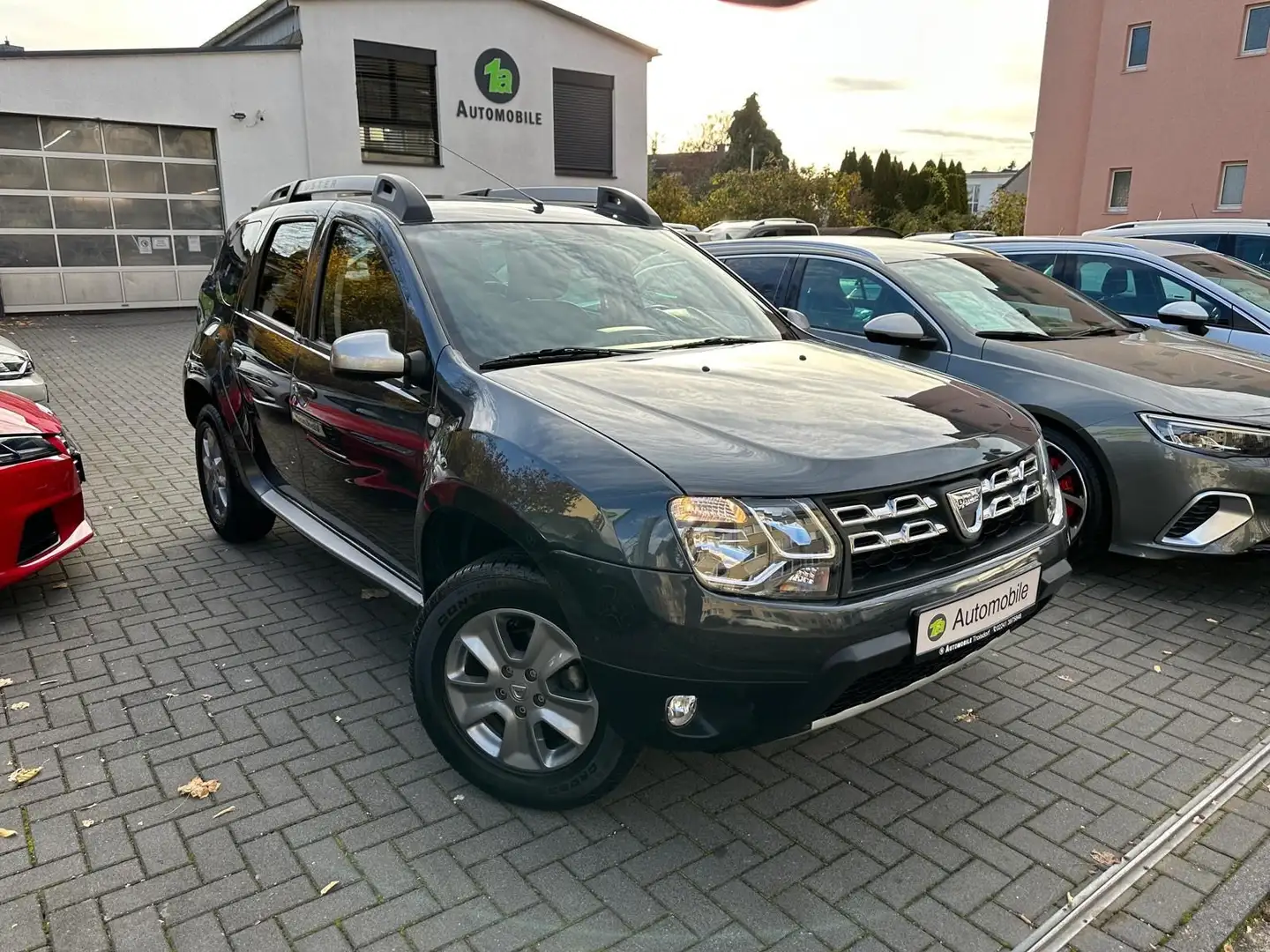 Dacia Duster I Prestige *NAVI*TEMPO*AHK*KAM*1.HAND Grau - 1
