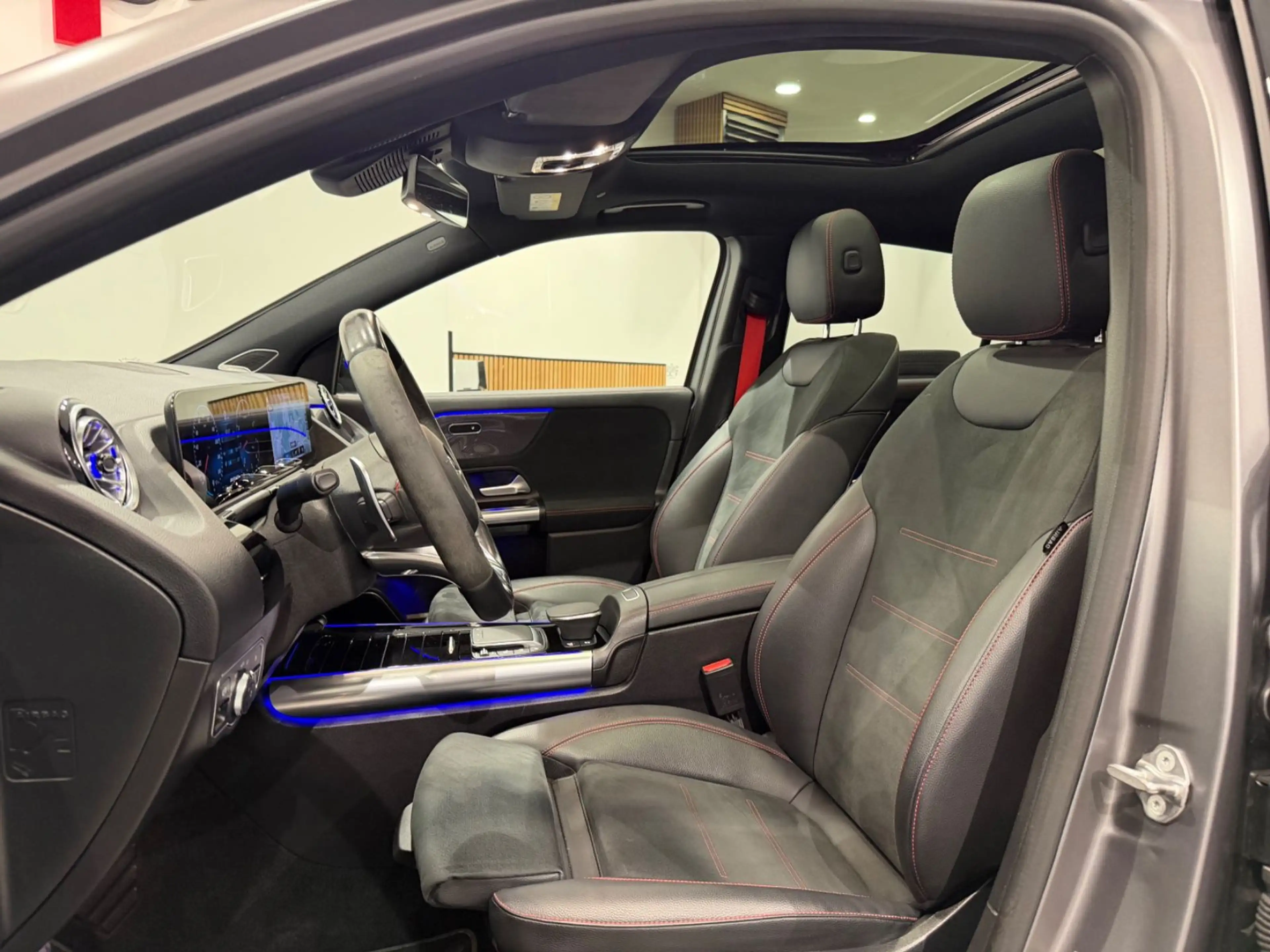 Mercedes-Benz GLA 35 AMG 4Matic designo Magno PANO+HUD+KAMERA — photo 13