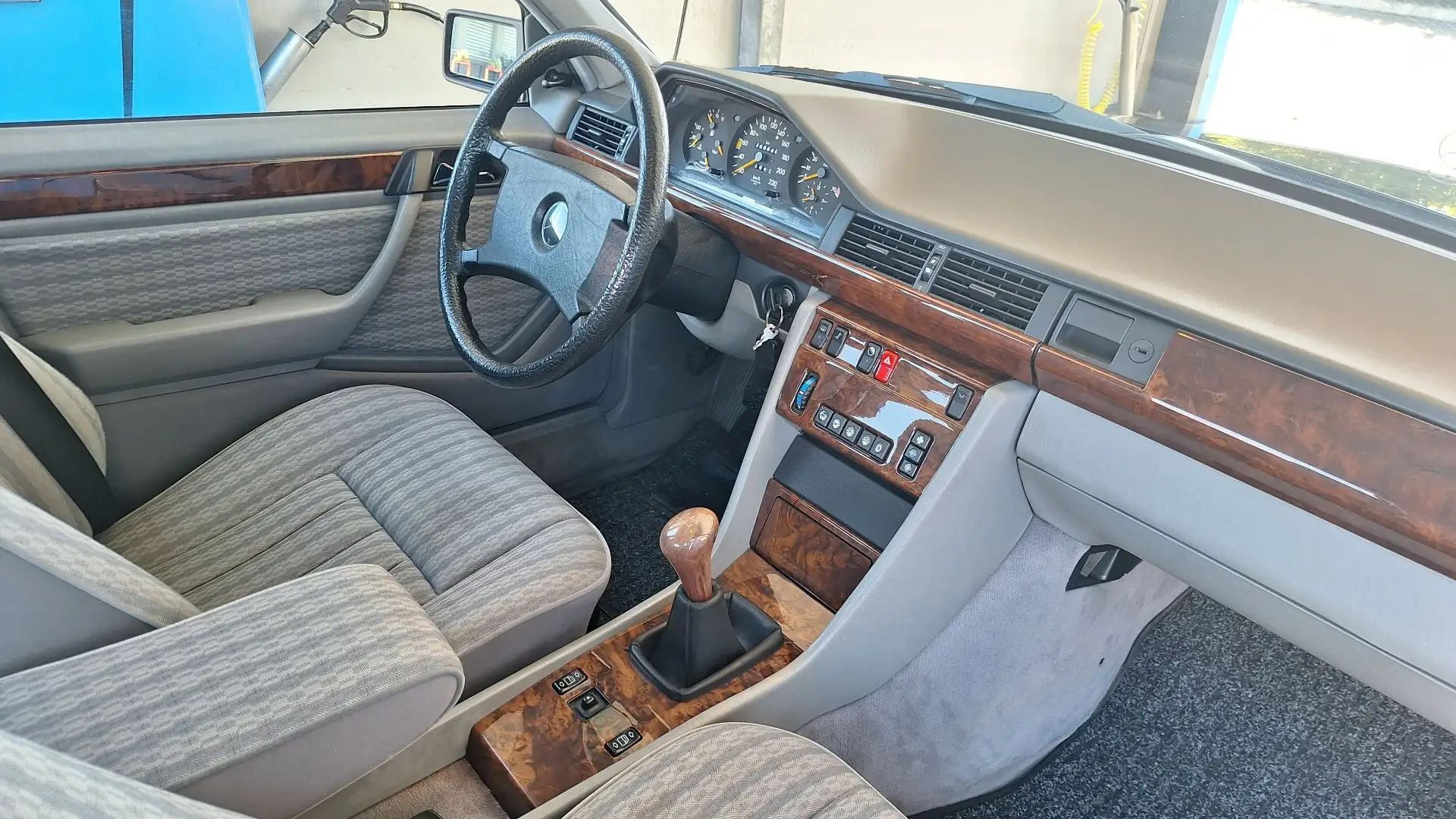 Mercedes-Benz 200 - 2