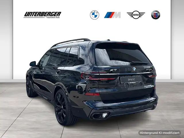 BMW X7 view 4