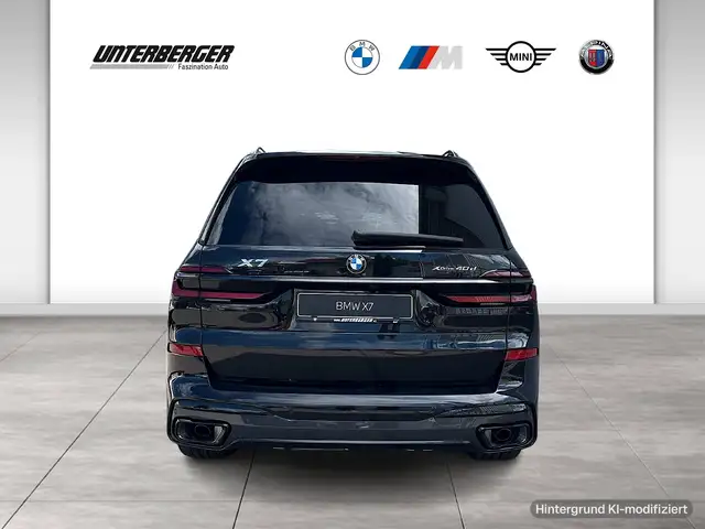 BMW X7 view 5