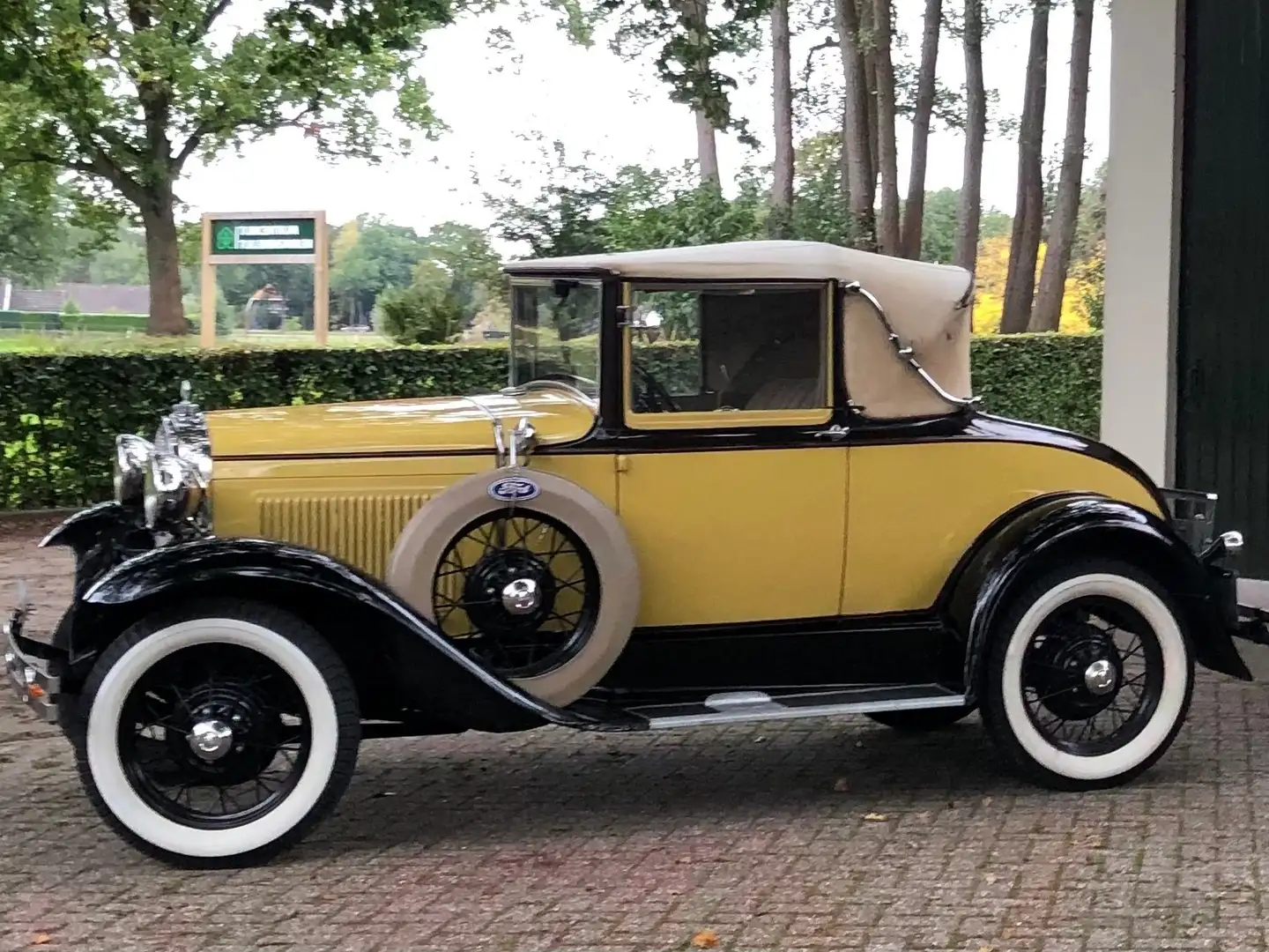 Ford Model A type 68b Deluxe Cabriolet Коричневий - 1