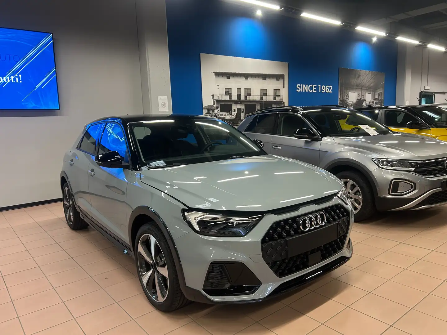 Audi A1 A1 allstreet 30 1.0 tfsi Identity Contrast 116cv Grijs - 1