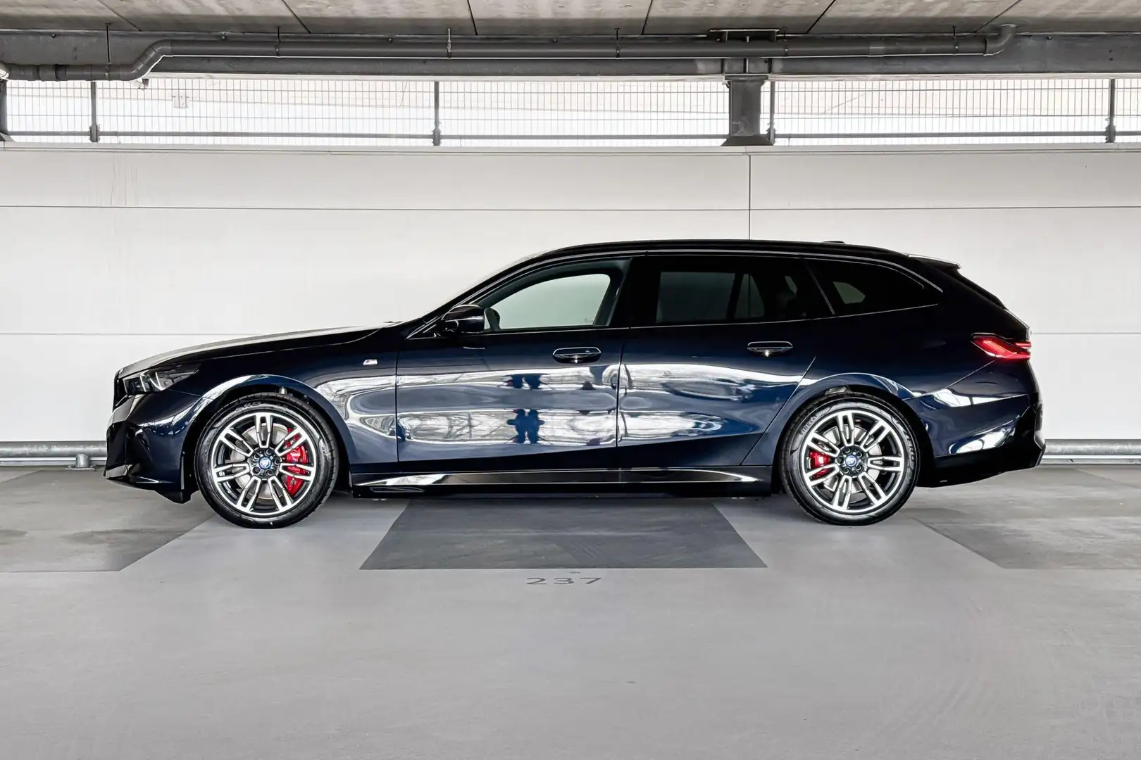 BMW i5 Touring eDrive40 M Sport Edition | M Sport Pro | T Zwart - 2