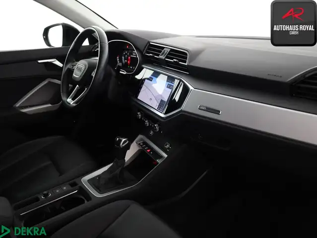 Audi Q3 view 10