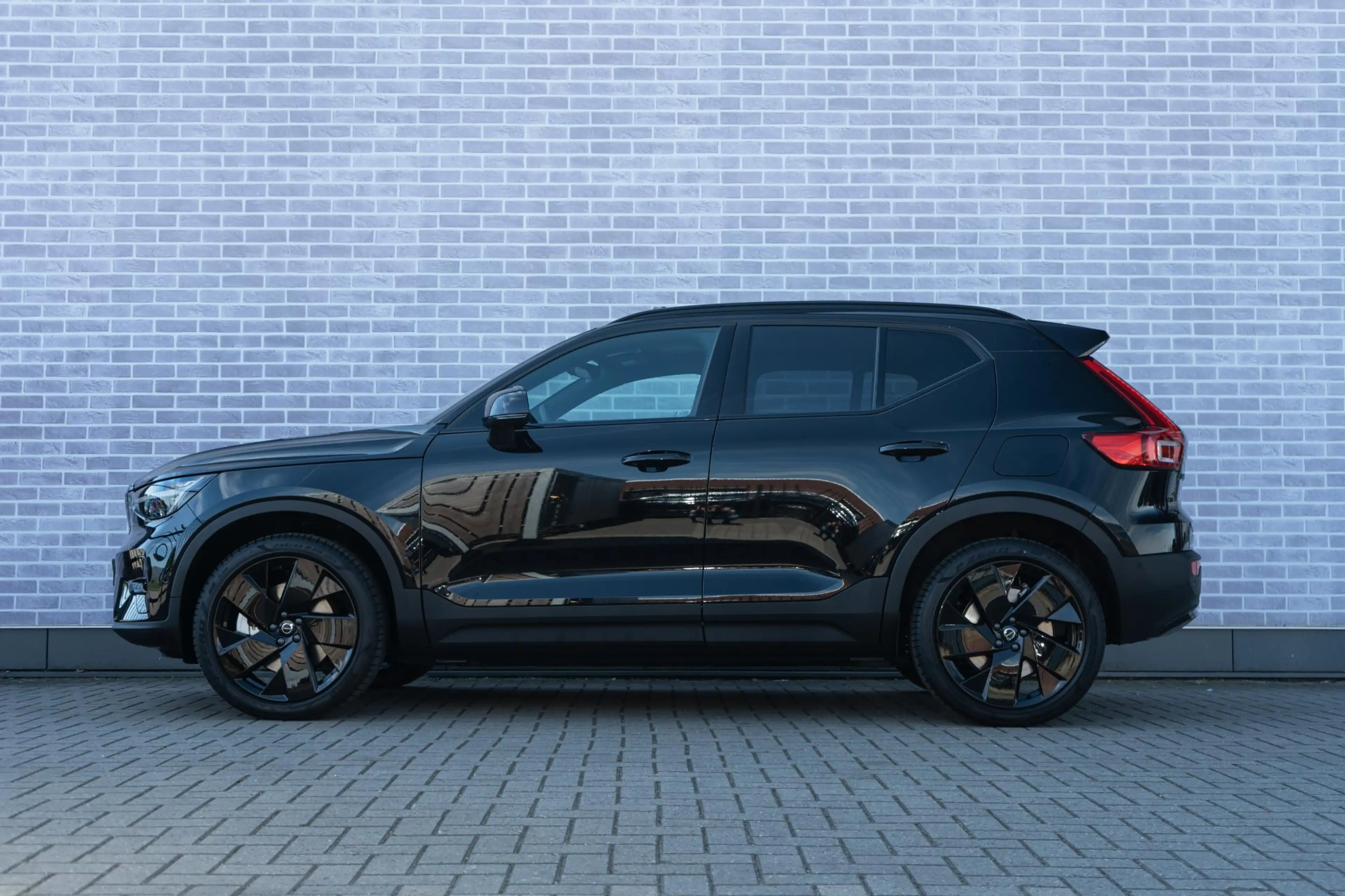 Volvo EX40 Single Motor Extended Range Ultra Black Edition Eu — photo 2