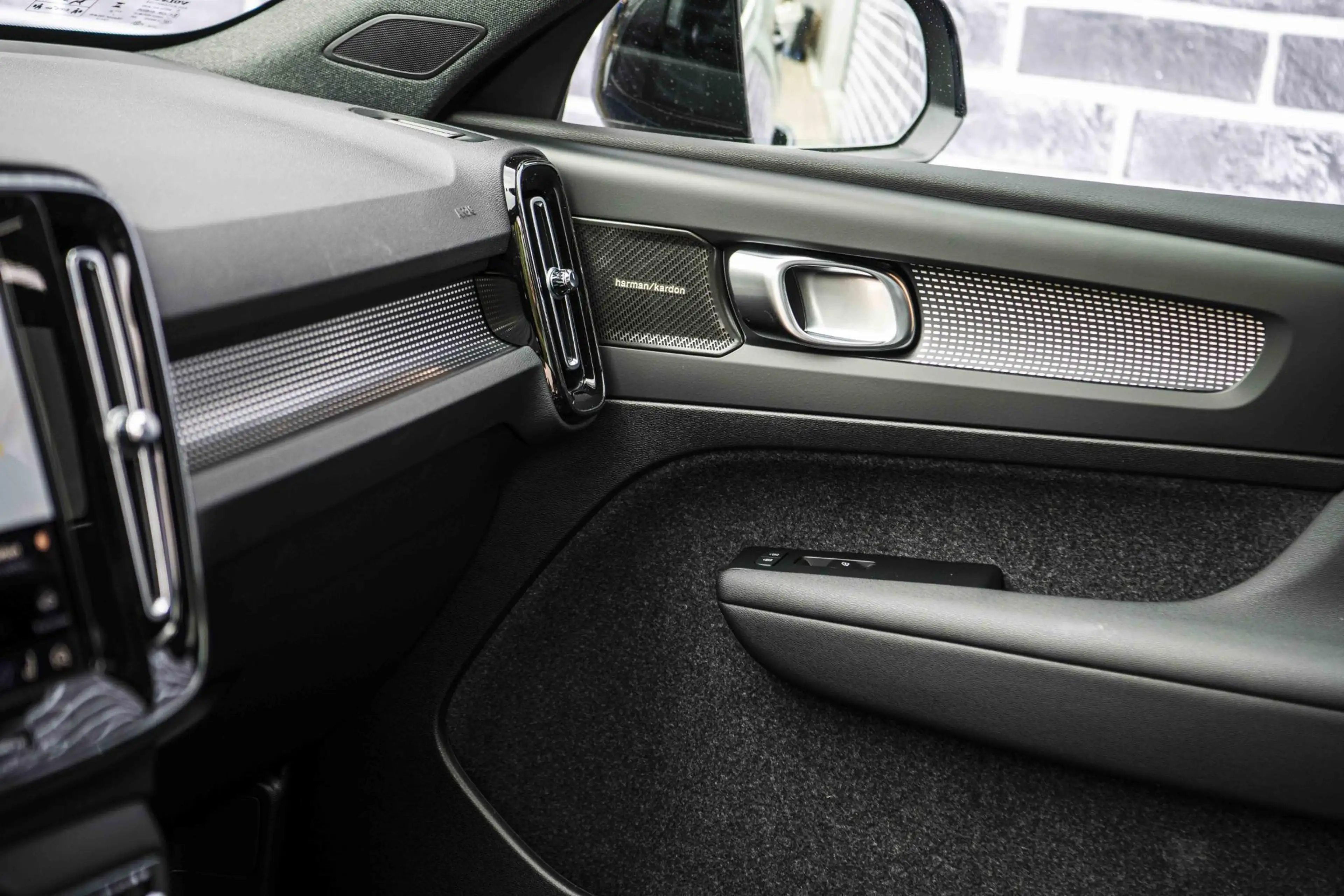 Volvo EX40 Single Motor Extended Range Ultra Black Edition Eu — photo 8