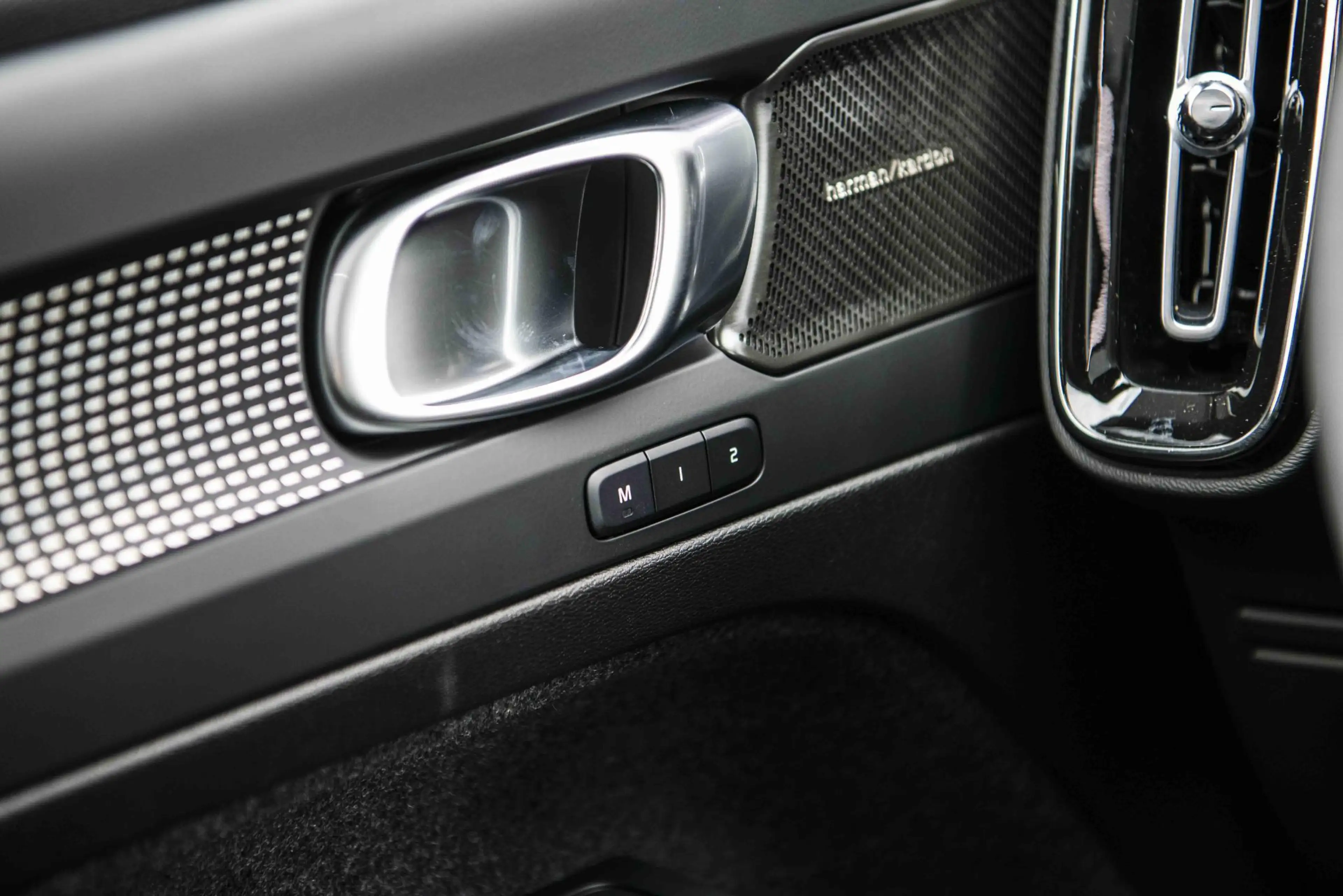 Volvo EX40 Single Motor Extended Range Ultra Black Edition Eu — photo 10