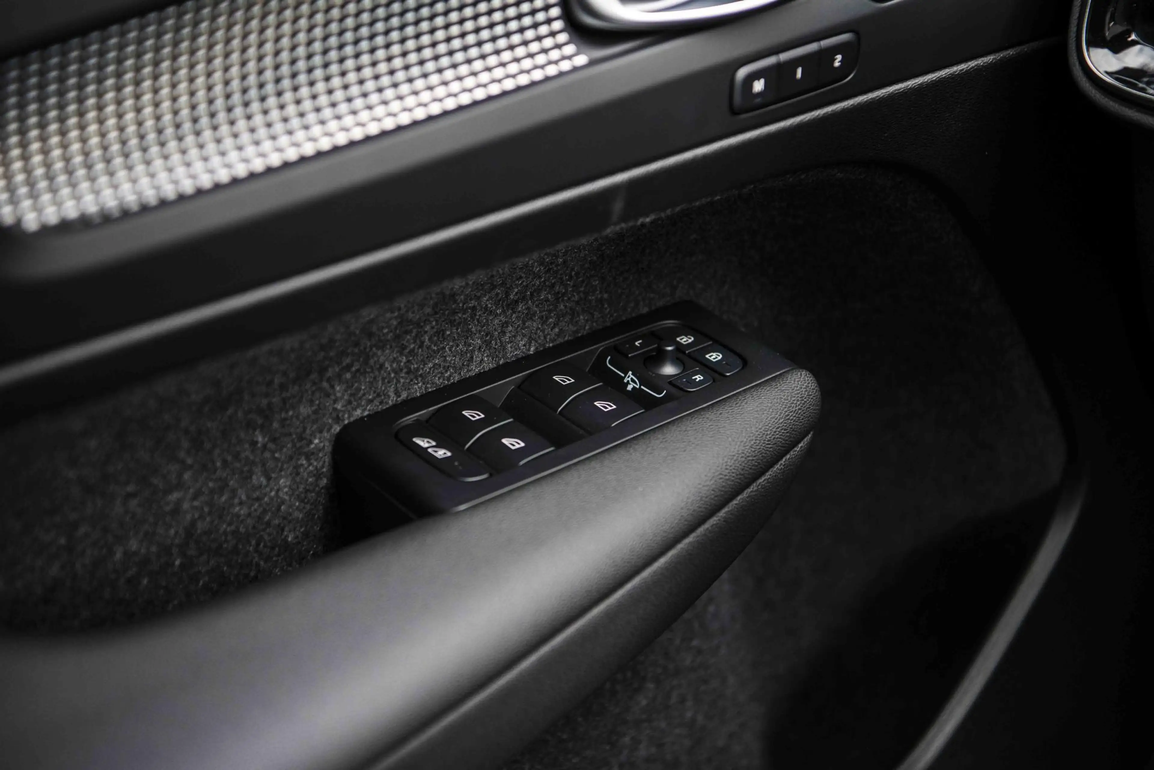 Volvo EX40 Single Motor Extended Range Ultra Black Edition Eu — photo 11